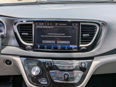 Used 2024 Chrysler Pacifica Touring-L FWD image 20