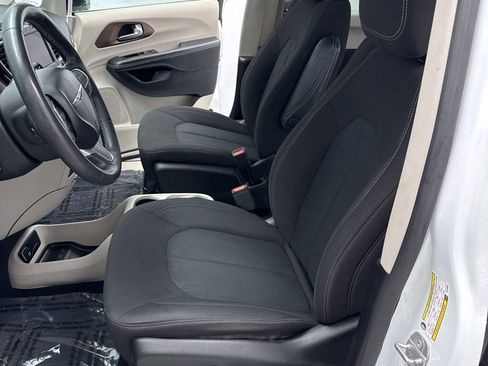 Used 2024 Chrysler Voyager LX FWD image 9