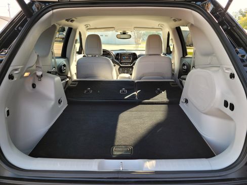 Used 2019 Jeep Cherokee Limited image 16