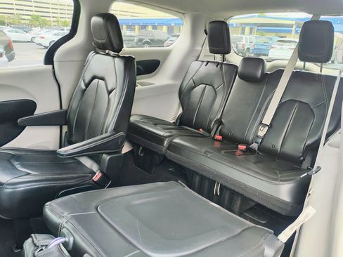 Used 2020 Chrysler Voyager Lxi image 9