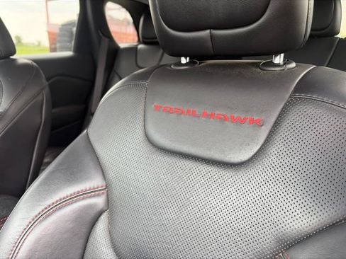 Used 2019 Jeep Cherokee Trailhawk AWD/4WD image 9