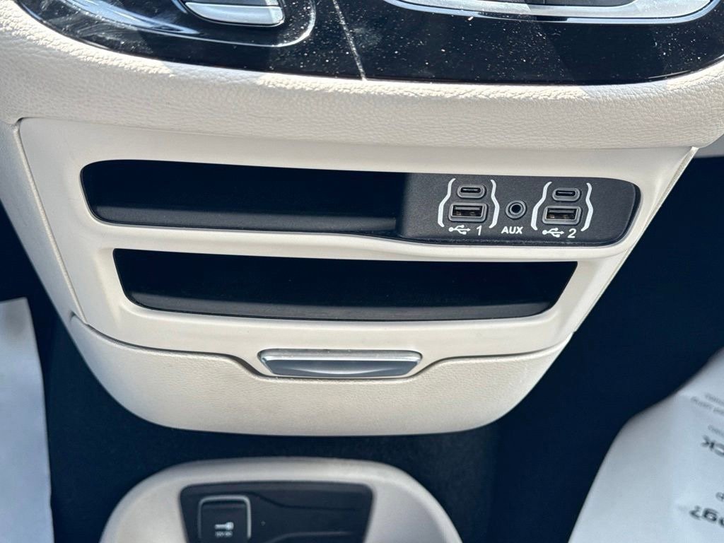 Used 2024 Chrysler Pacifica Limited FWD image 22