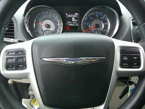 Used 2016 Chrysler Town & Country Touring image 11