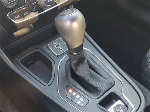 Certified 2021 Jeep Cherokee Latitude Lux w/ Comfort/Convenience Group image 21