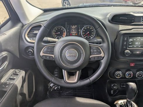 Used 2017 Jeep Renegade Latitude AWD/4WD image 3