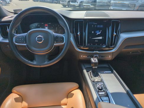 Used 2019 Volvo XC60 T5 Momentum w/ Multimedia Package AWD/4WD image 30