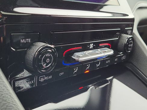 New 2025 Jeep Grand Cherokee L Laredo image 32