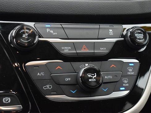 Used 2017 Chrysler Pacifica Touring-L w/ Tire & Wheel Group image 27