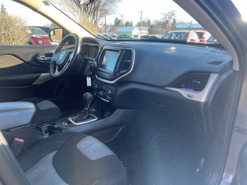 Used 2018 Jeep Cherokee Latitude AWD/4WD image 17