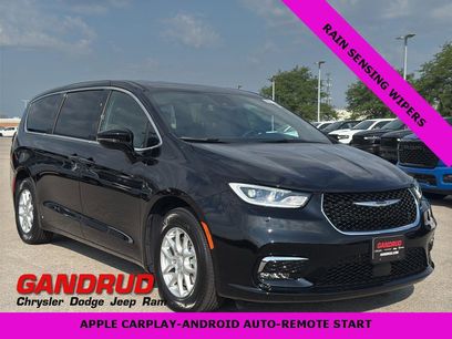 New 2025 Chrysler Pacifica Select