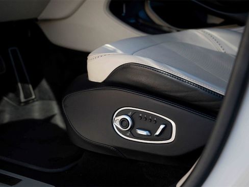 Used 2022 Aston Martin DBX image 29