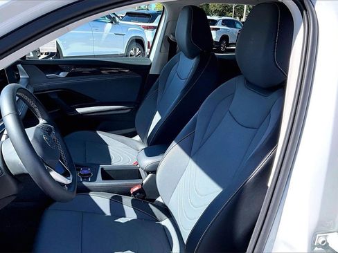 Certified 2025 Volkswagen Tiguan SE image 21