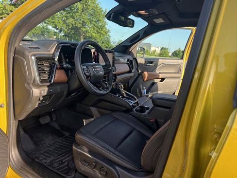 Used 2023 GMC Canyon AT4 w/ AT4 Premium Package AWD/4WD image 4