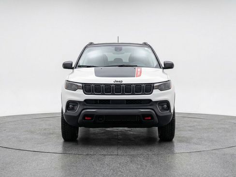 Used 2025 Jeep Compass Trailhawk image 2