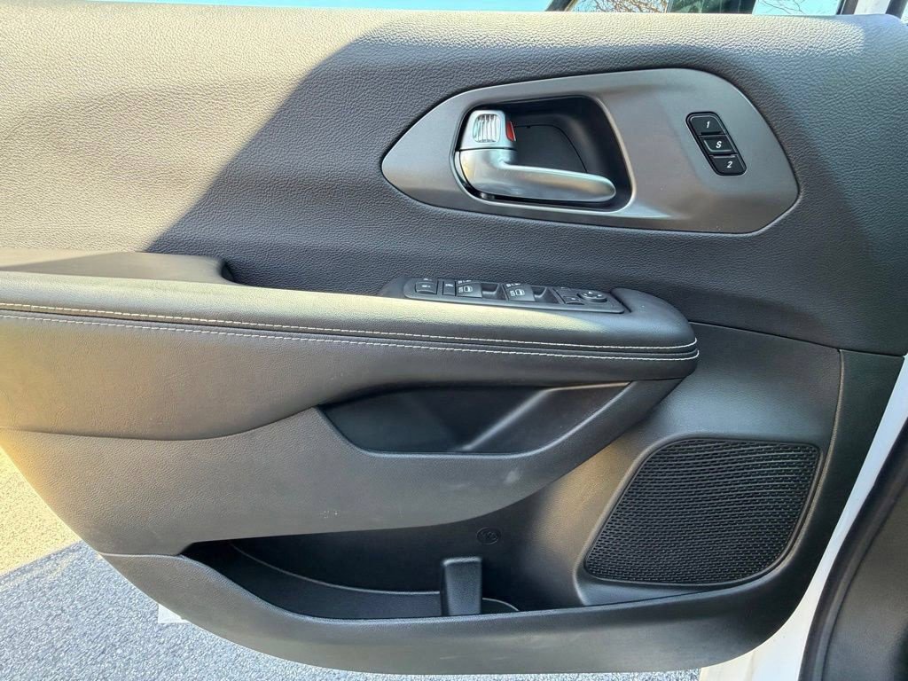 New 2026 Chrysler Pacifica Select FWD image 24