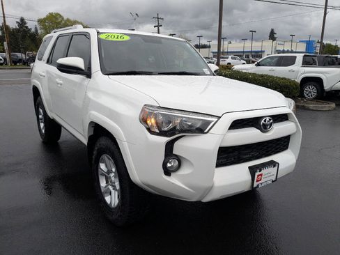 Certified 2016 Toyota 4Runner SR5 AWD/4WD image 17