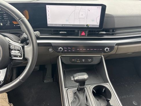 Certified 2025 Kia Carnival FWD image 10