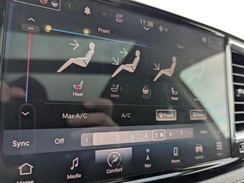 Used 2023 Chrysler Pacifica Limited image 4