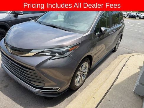 Used 2022 Toyota Sienna Platinum FWD image 4