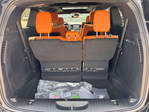 New 2026 Chrysler Pacifica Pinnacle FWD image 9