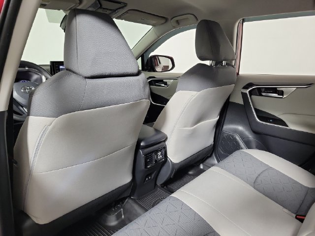 Used 2021 Toyota RAV4 XLE AWD/4WD image 11