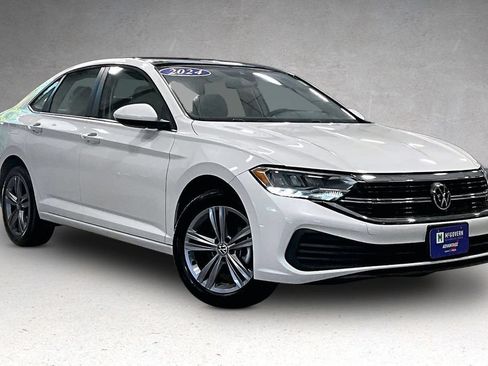 Used 2024 Volkswagen Jetta SE w/ Panoramic Sunroof Package FWD image 3