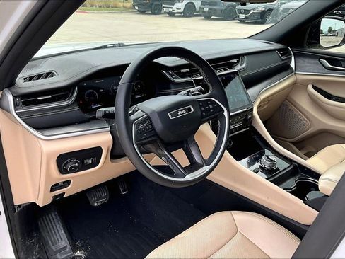 Used 2023 Jeep Grand Cherokee Limited w/ Luxury Tech Group II image 15