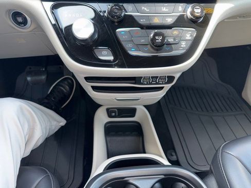 Used 2023 Chrysler Pacifica Touring-L FWD image 19