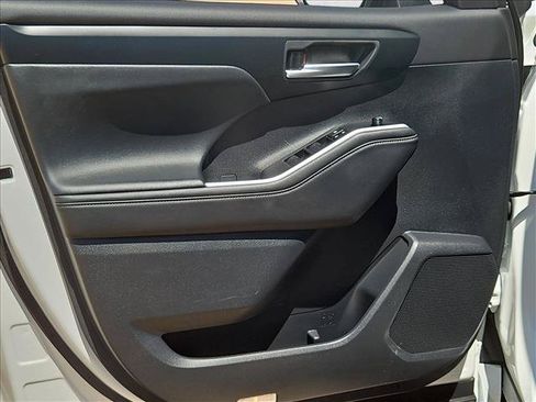 Used 2025 Toyota Highlander XLE FWD image 11