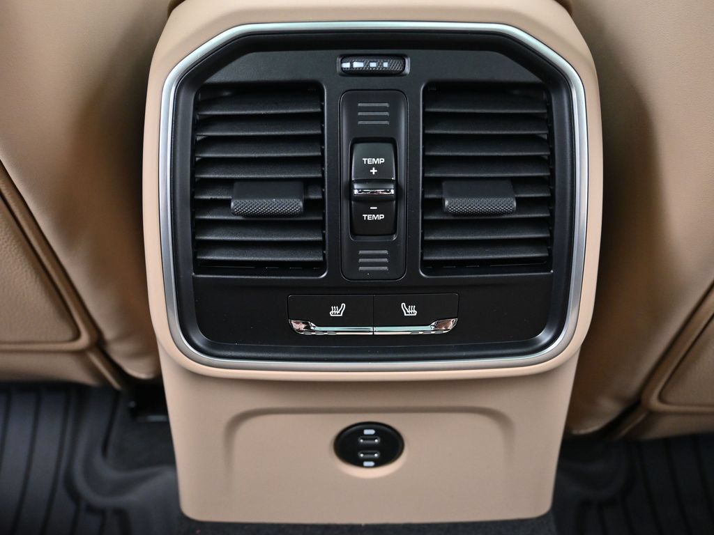 Certified 2026 Porsche Macan AWD/4WD image 8