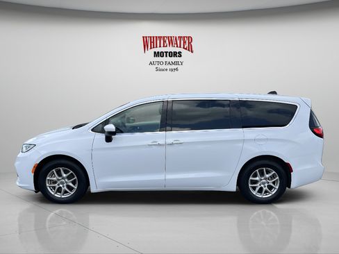 Used 2023 Chrysler Pacifica Touring-L FWD image 8