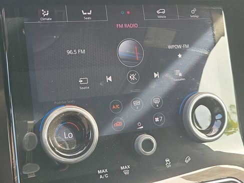 Used 2018 Land Rover Range Rover Velar R-Dynamic SE AWD/4WD image 33