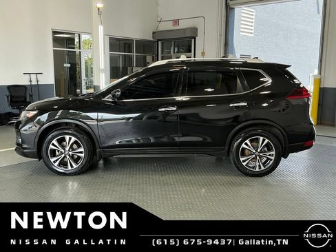 Used 2019 Nissan Rogue SV w/ Premium Package FWD image 3