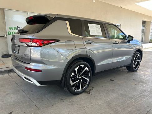 Used 2023 Mitsubishi Outlander SE FWD image 3