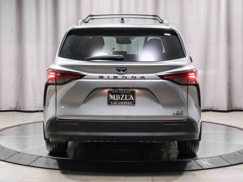 Used 2021 Toyota Sienna XLE FWD image 3