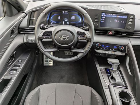 Certified 2025 Hyundai Elantra SEL FWD image 12