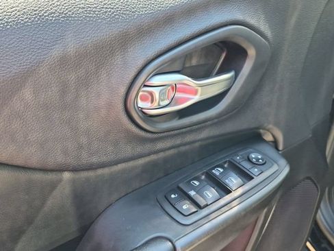 Used 2019 Jeep Cherokee Trailhawk w/ Comfort/Convenience Group AWD/4WD image 13