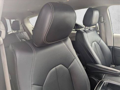 Used 2024 Chrysler Pacifica Limited FWD image 19