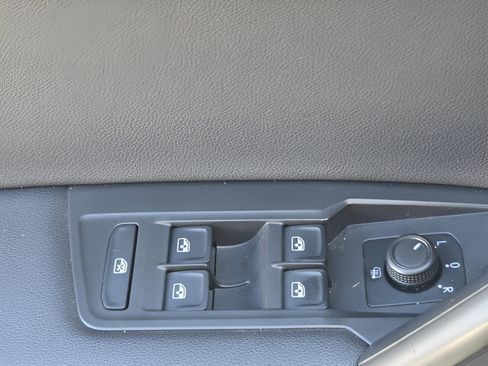 Used 2022 Volkswagen Tiguan S image 26