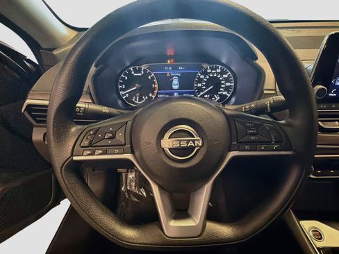 Used 2025 Nissan Altima 2.5 SV FWD image 18