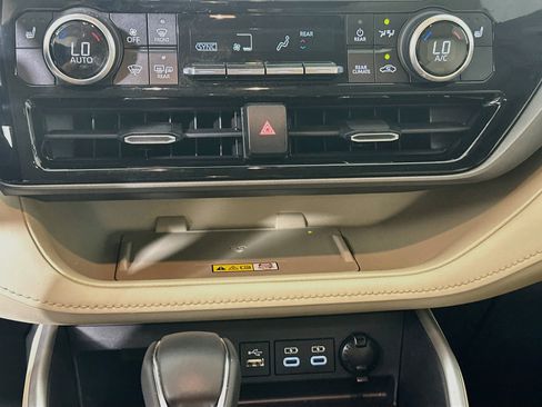 Used 2023 Toyota Highlander XLE FWD image 23