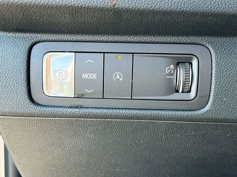 Used 2025 Chevrolet Traverse LT FWD image 20