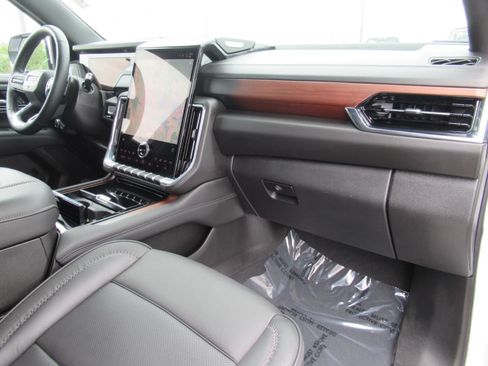 Used 2025 GMC Yukon XL Denali AWD/4WD image 11
