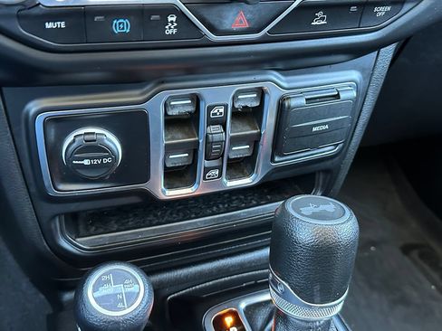 Used 2023 Jeep Wrangler Unlimited AWD/4WD image 28