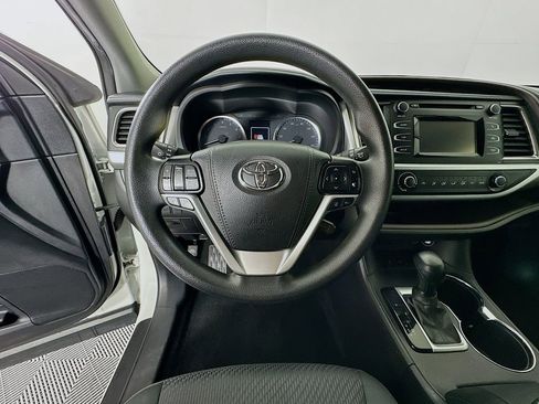 Used 2019 Toyota Highlander LE image 11