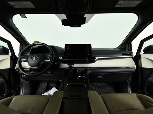 Used 2024 Toyota Sienna Limited image 18