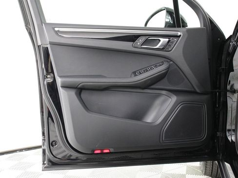Used 2025 Porsche Macan image 20