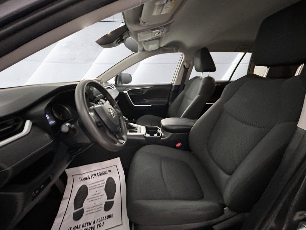 Used 2021 Toyota RAV4 LE FWD image 7