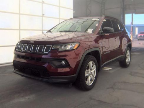 Used 2022 Jeep Compass Latitude w/ Sun and Sound Group AWD/4WD image 1