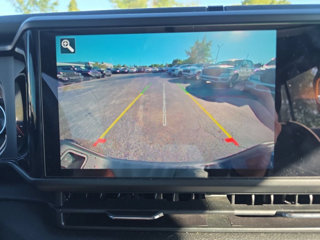 Used 2024 Jeep Gladiator Overland AWD/4WD image 18